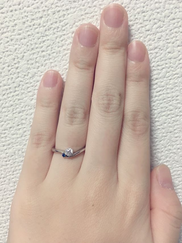 ベリーストロングブルーの希少ダイヤと小さいブルーのダイヤ。