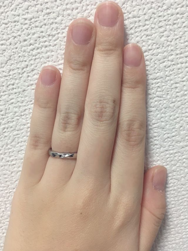 石がひとつ、ストレートのシンプルなデザイン。