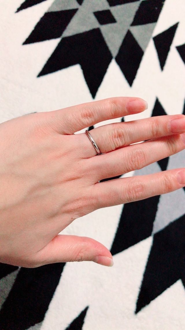 真ん中にピンクダイヤ、内側にはブルーダイヤが入っています。