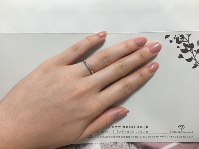 女性側の指輪です。ダイヤモンドが三つついています。