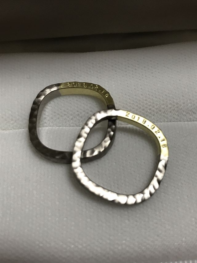 さりげなく入籍日の刻印を入れました。