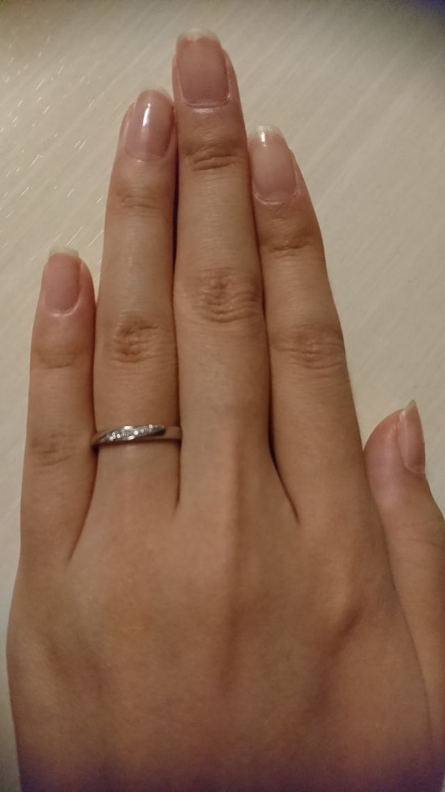 リング中央部分に流れるような形で石が埋められています。