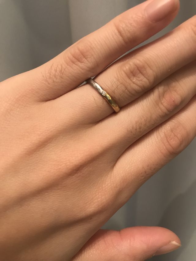 シルバーとゴールドのハーフカラー。色の境目にダイヤモンド。