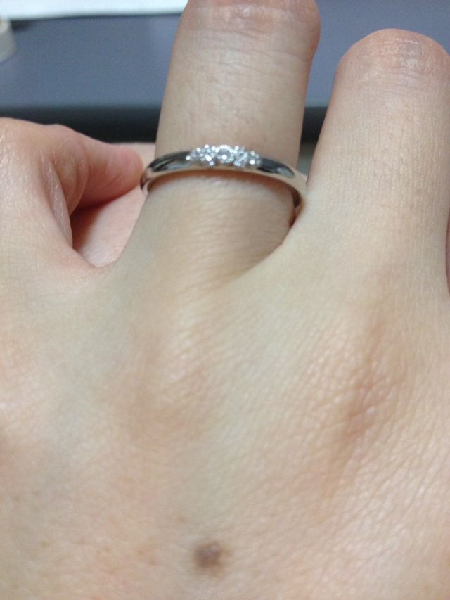 レースのモチーフの中にダイヤモンドが付いています