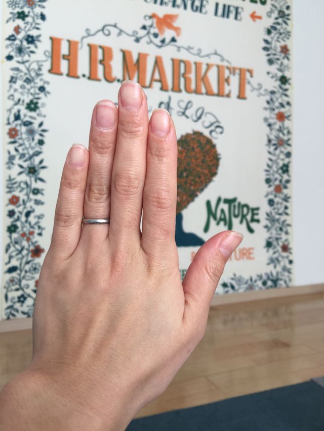 表は何もつけず、内側に刻印と石があります