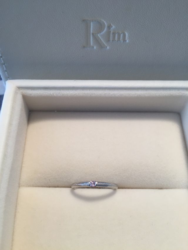 指輪ケースの中にて上からの写真