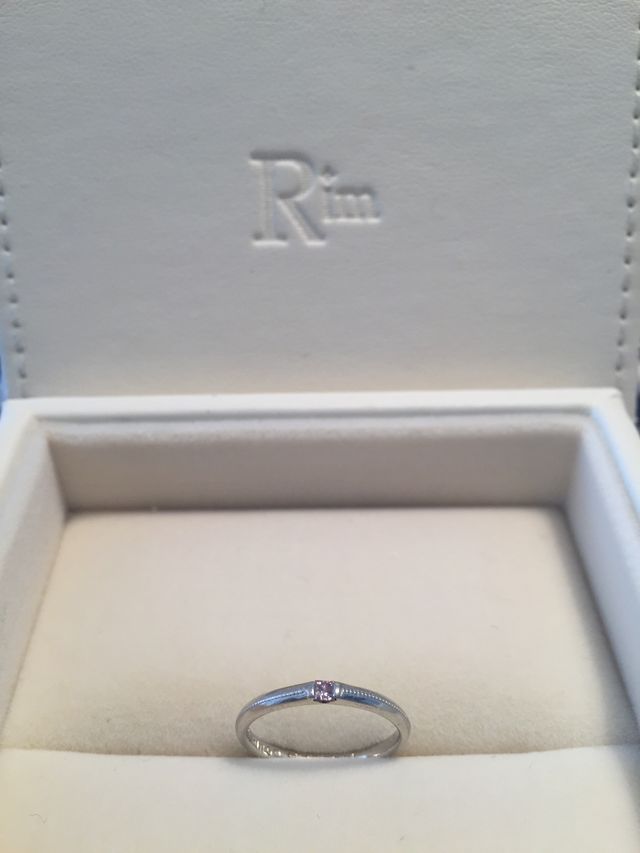 指輪ケースの中にて斜め下からの写真