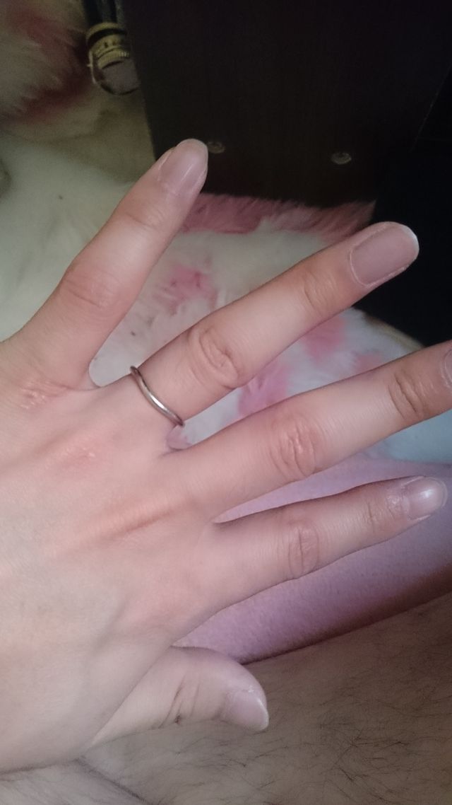 表面　少し太くなっていて、カーブがついている