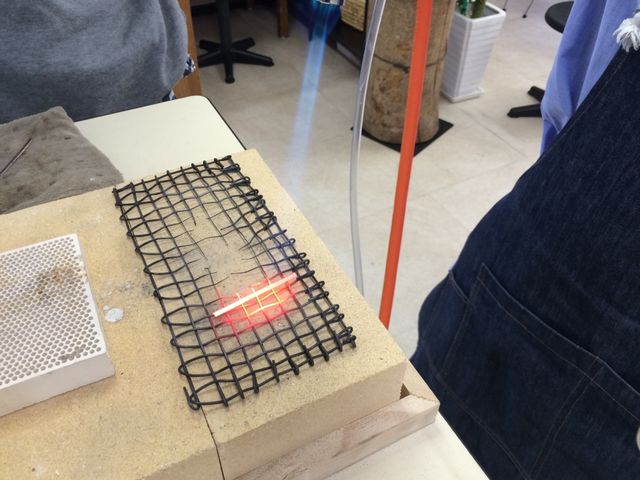 成形するためにガスバーナーで熱して金属を柔らかくする