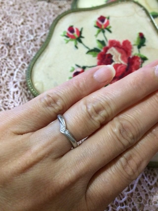 細身のリングで流線形なので指を細く長く見せてくれます