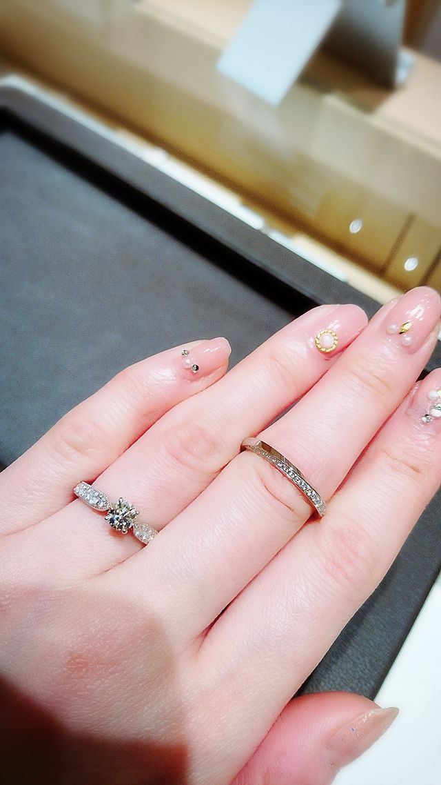 左が婚約指輪