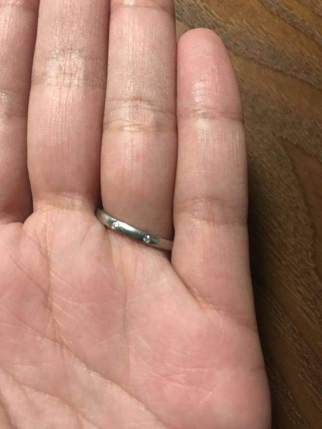 裏にはダイヤが二つついているデザインです。