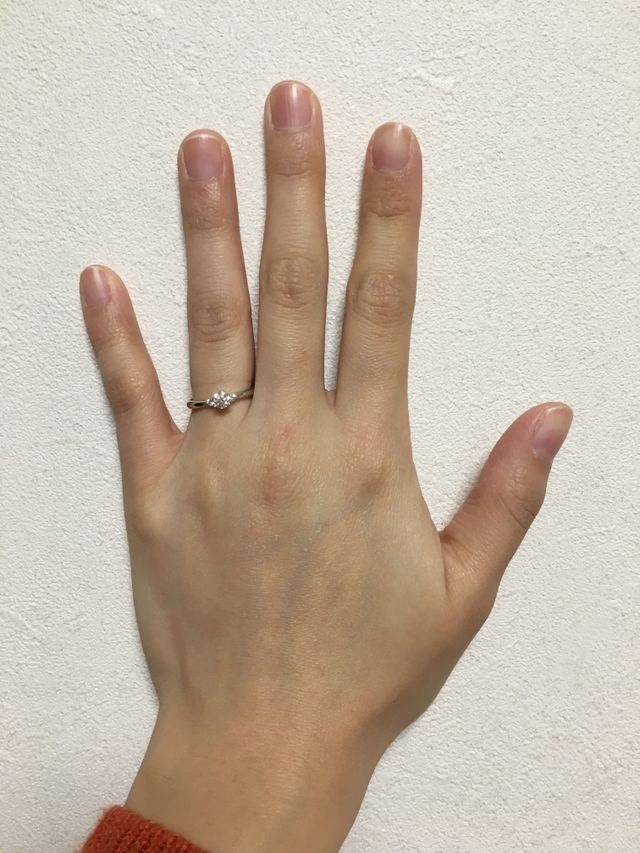 指にはめた時の感じです。