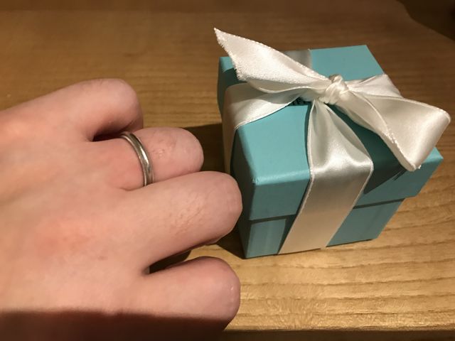 ティファニーブルーの化粧箱と指輪の様子