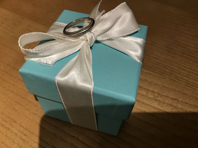 指輪裏側のブランド刻印の様子