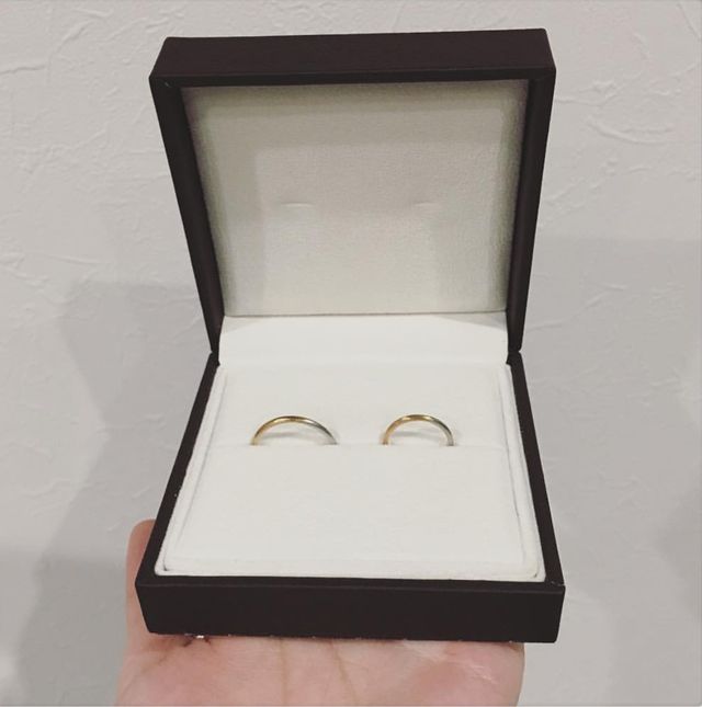 ゴールドとシルバーで半分ずつ色が分かれています。