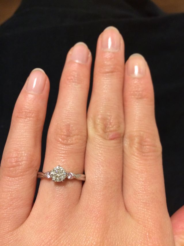 0.537カラットのダイヤの両脇にピンクダイヤモンドのメレ