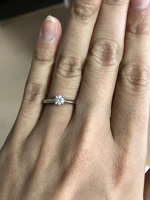 主人にプレゼントしてもらったカルティエの婚約指輪です。
