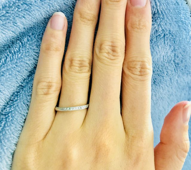 ダイヤが散りばめられた細身のリング