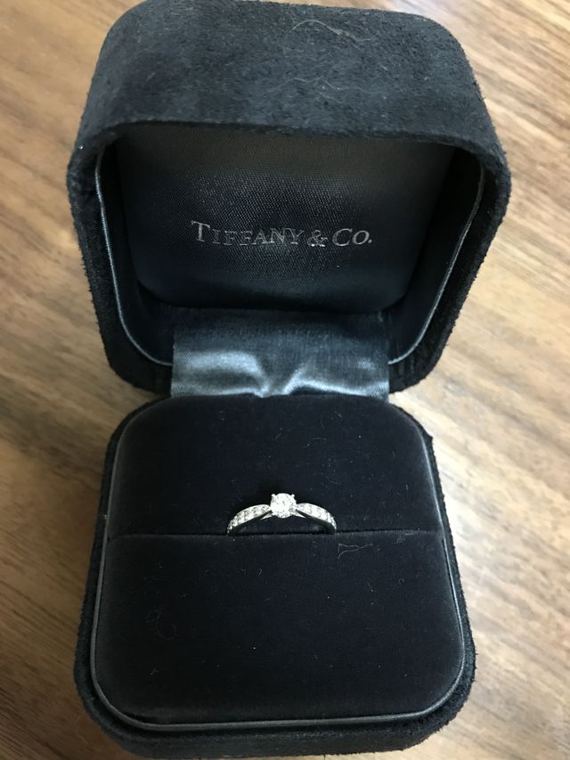 センターの一粒ダイヤに加えて側面までダイヤを敷き詰めたリング