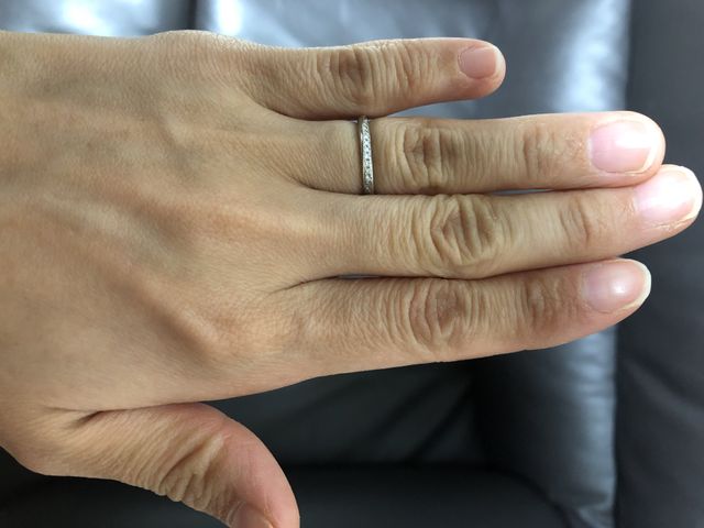 ダイヤモンドが斜めにちりばめてあり手をより長く見せてくれる。