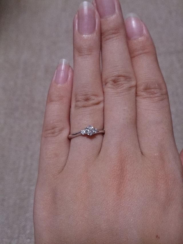 立て爪で真ん中に大きめのダイヤ１つ、左右に小さめのダイヤ２つ