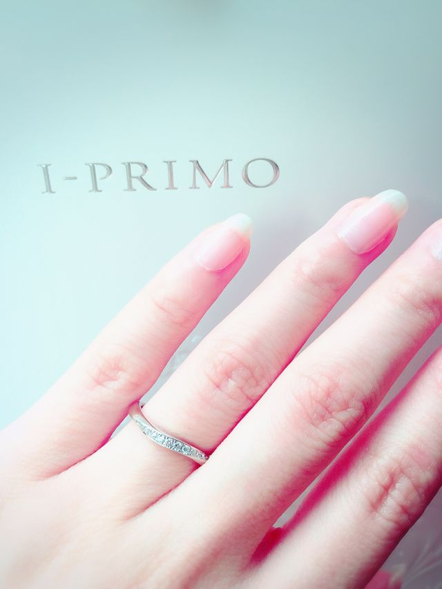 主人はダイヤ無しで同じデザインめで、細めで飽きないです。