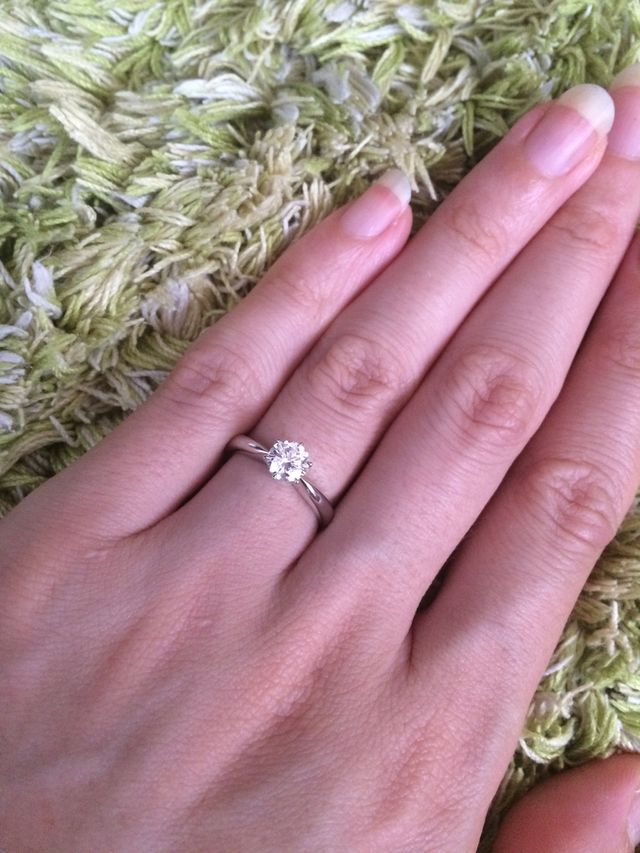 婚約指の定番の一粒にしました。見るたびに心踊ります。
