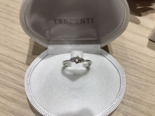 結婚指輪とのセットで購入しました。
