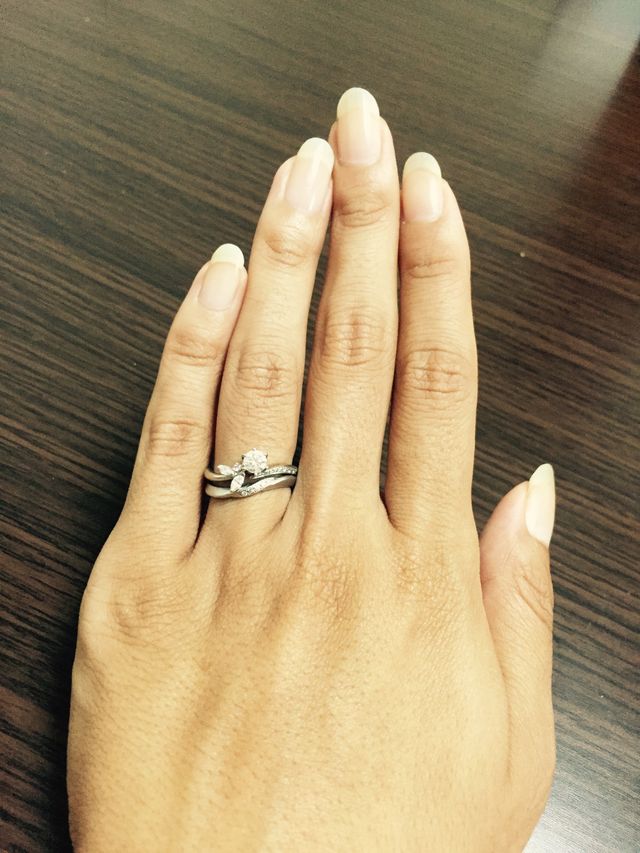 お花をモチーフにしているのでお洋服とも合います。