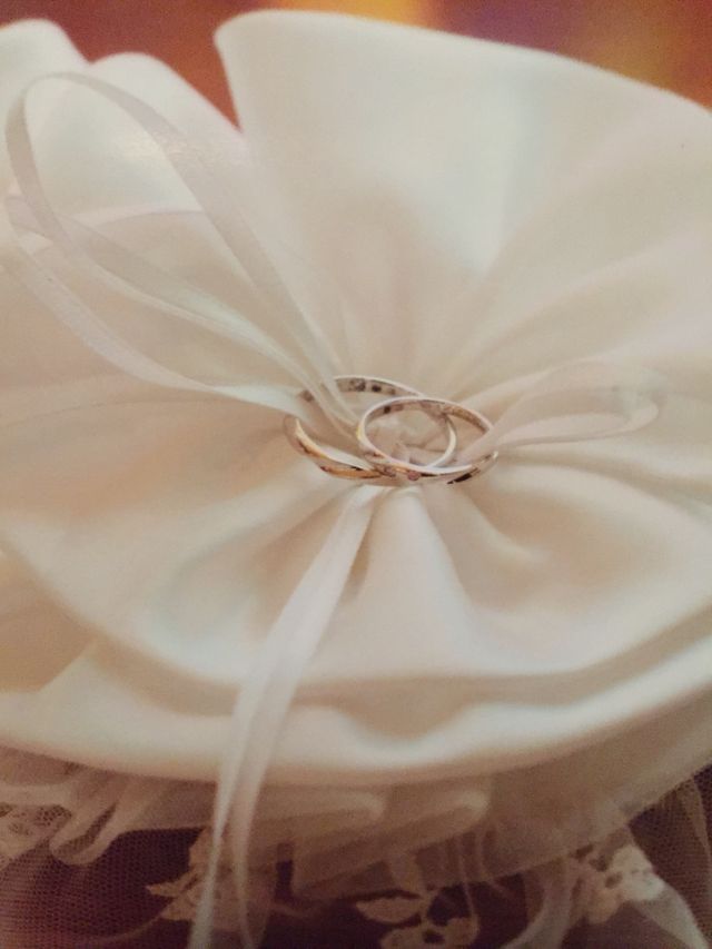 一つのダイヤを二つに分け、それぞれのリングに埋め込みました