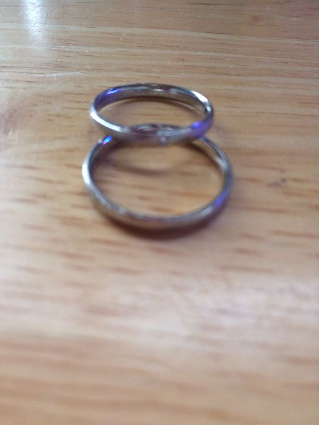 リングの内側にそれぞれの誕生石がついてます。