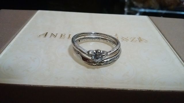 婚約指輪と重ねづけが出来ます。