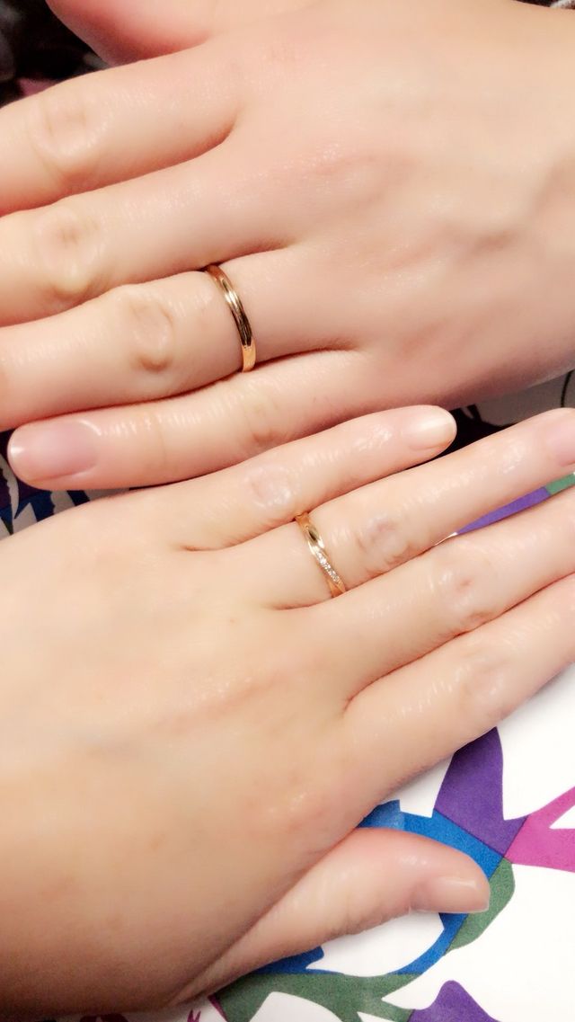 夫婦揃ってピンクゴールドに。男性でも意外としっくりきます。