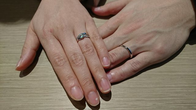 気に入った婚約指輪に重ね着けもできる結婚指輪を選択しました。