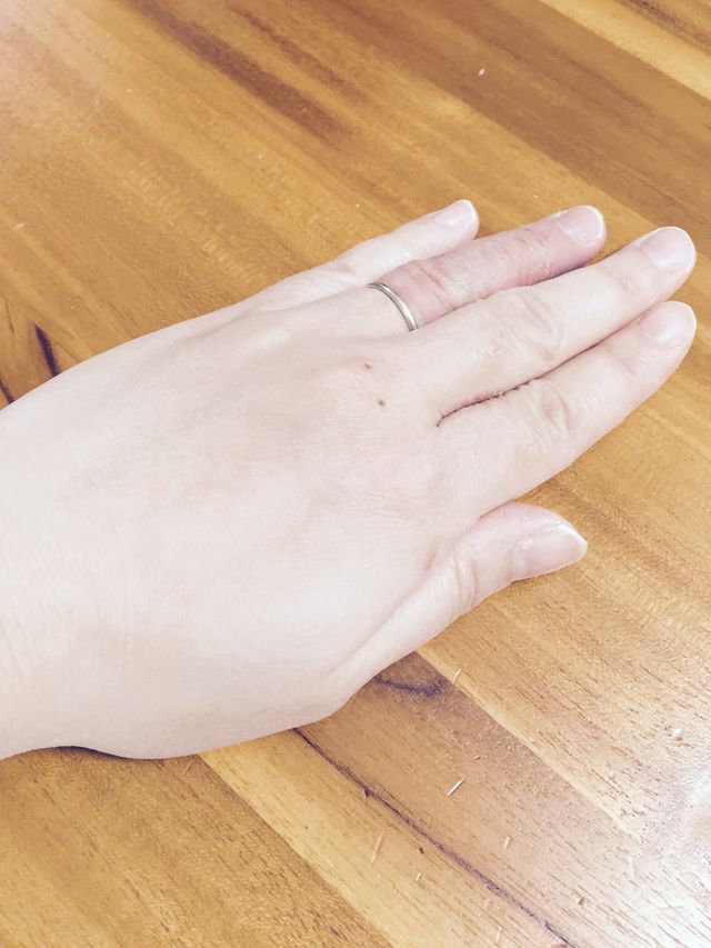 指輪をつけた写真です
