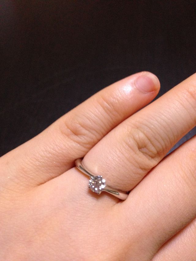 少しウェーブがかかった指輪です