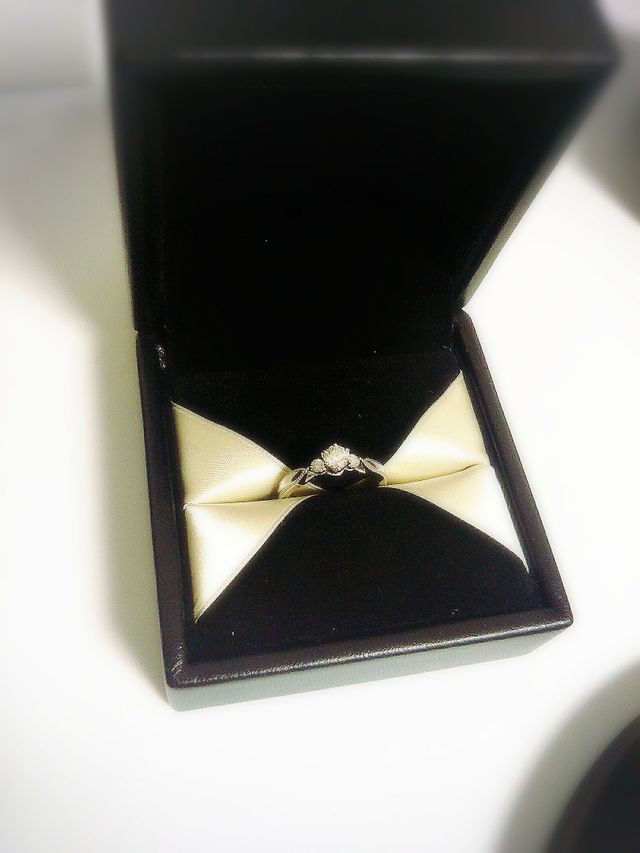 大きさは小さめですが、ダイヤの質で選びました。