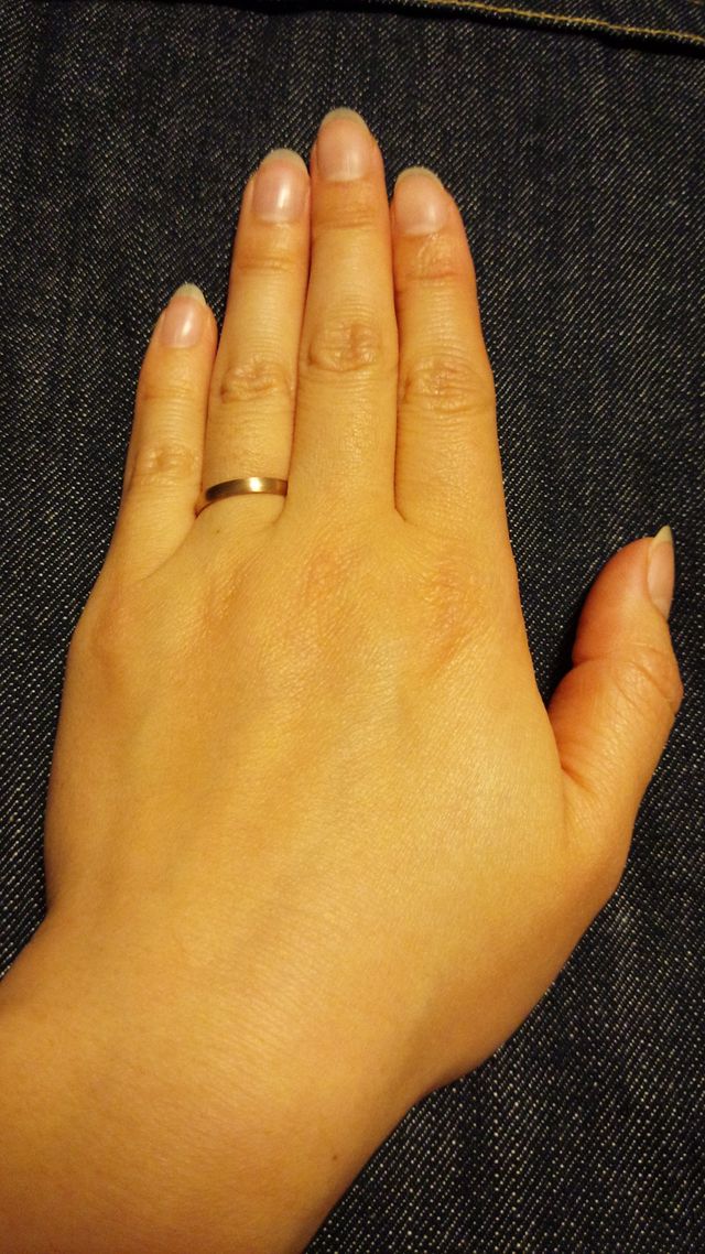 指輪をはめてパシャリ！室内です！