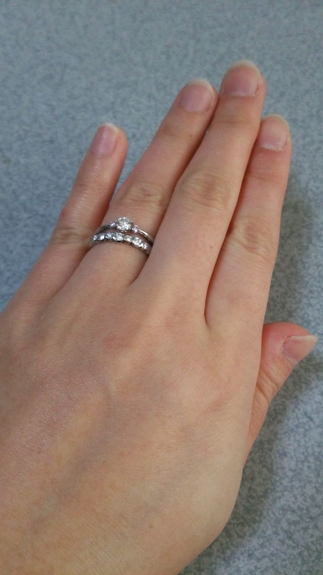 婚約指輪と重ねても可愛くてお気に入りです。