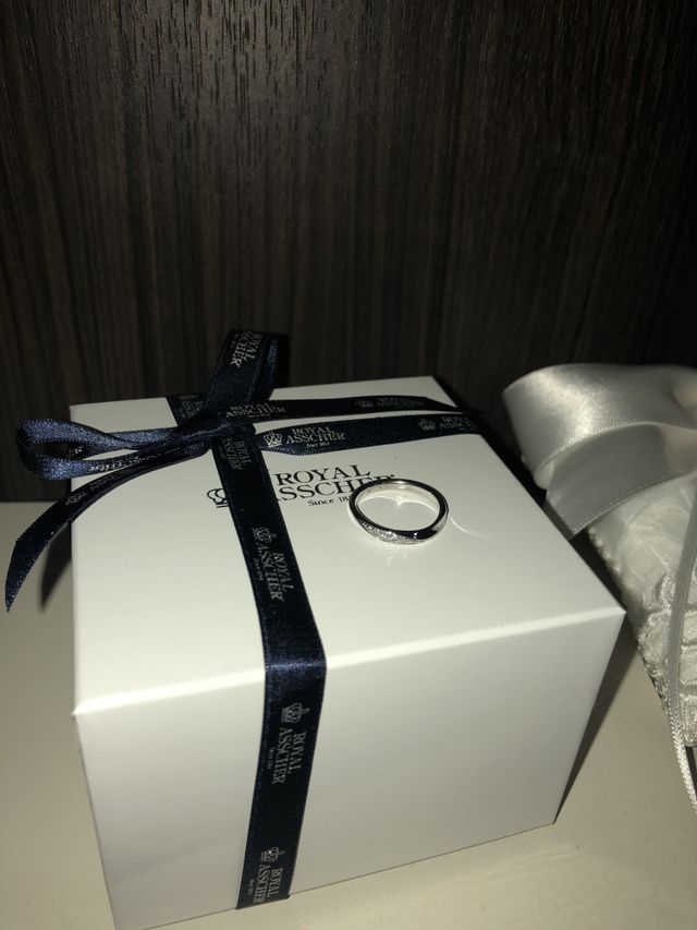 小さなダイヤが5粒入った華やかで上品な印象