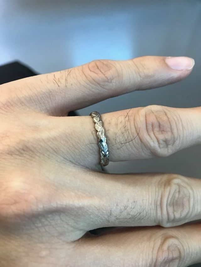 男性用はシルバー色で女性用はゴールド色になります。