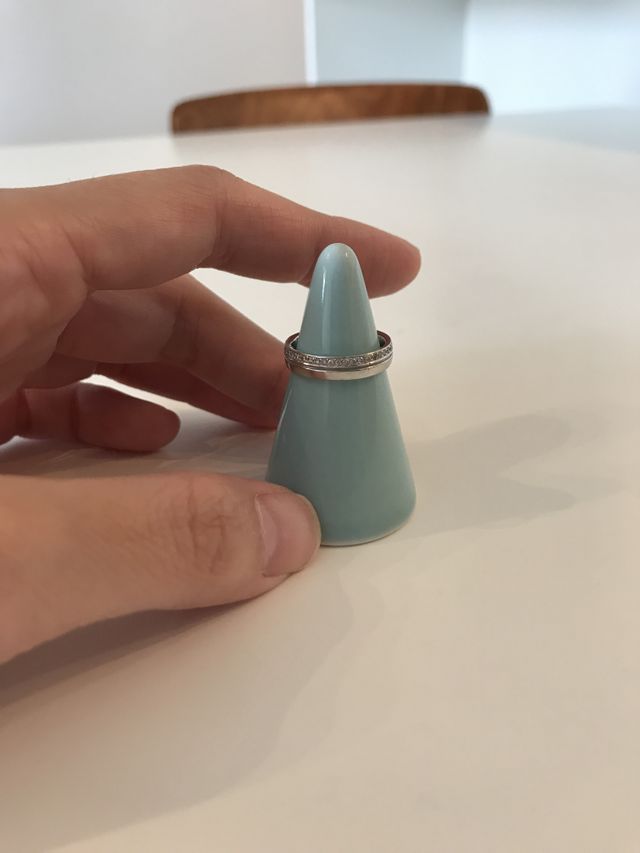 ダイヤモンド入りのプラチナ素材の結婚指輪。