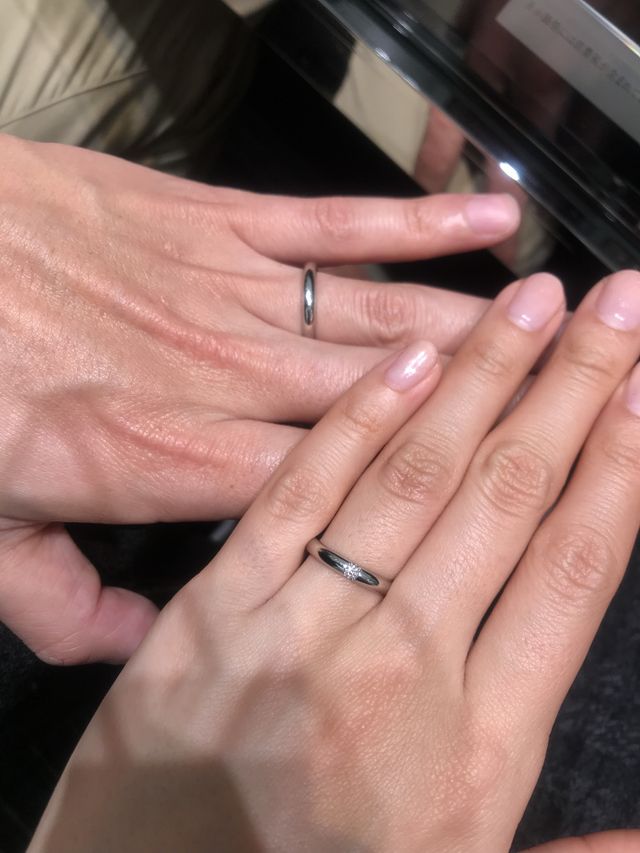 シンプル。私の方には一粒のダイヤが入っています。