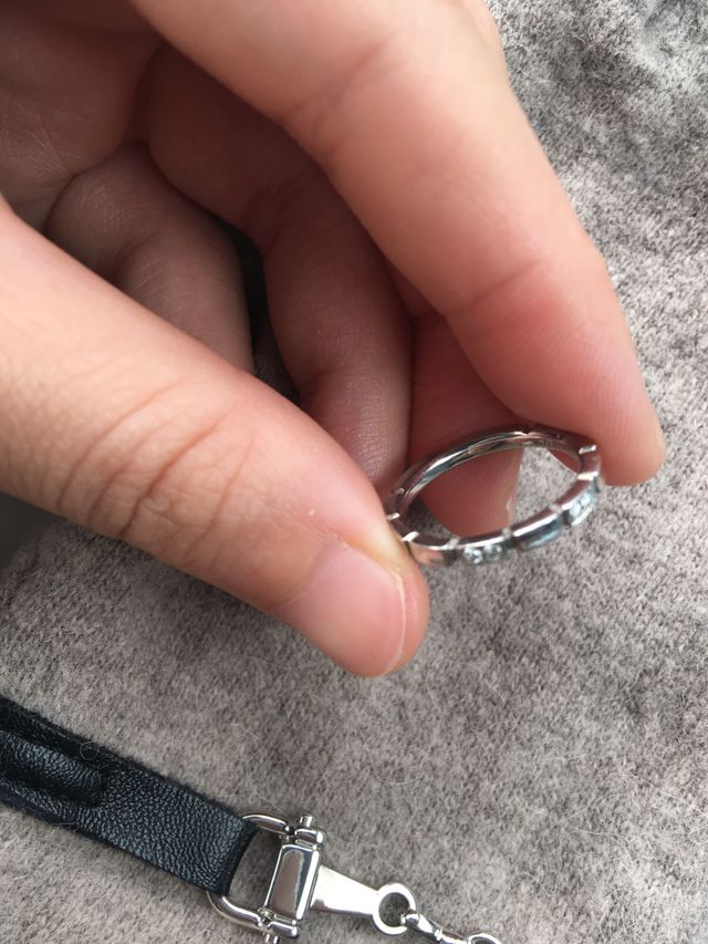 メッセージや月日などを彫ってもらうことができます。