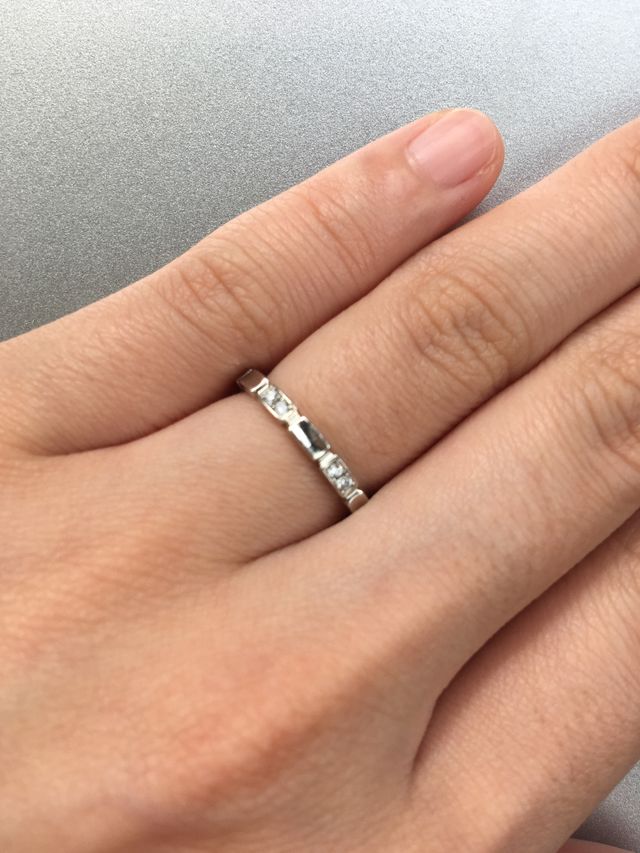 着用時。派手すぎずシンプルすぎない雰囲気が気に入っています。