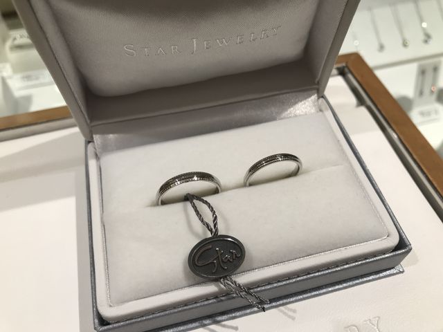 スタージュエリーのミル打ちデザインの結婚指輪です。