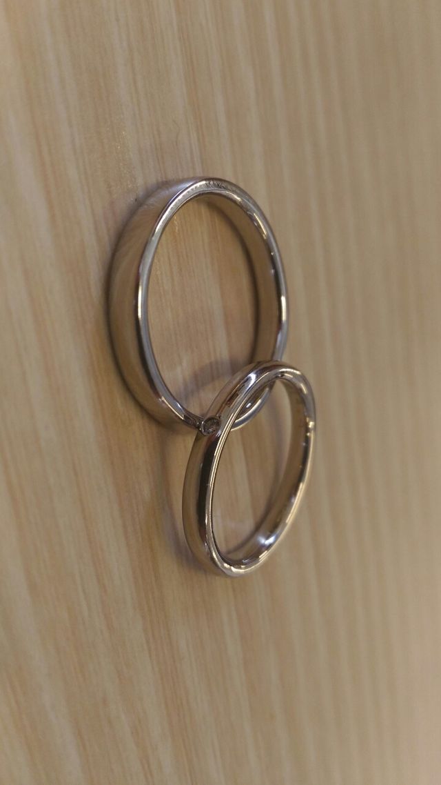 下が旦那さん、上が私の結婚指輪です。