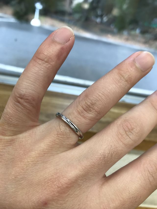 細身の指にスッキリとハマる指輪です。