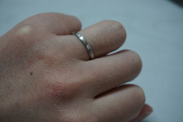 ３つのダイヤモンドが埋め込まれています。